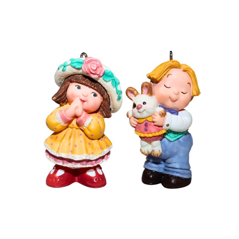 Hallmark Ornament: 1998 Bashful Gift | QEO8446