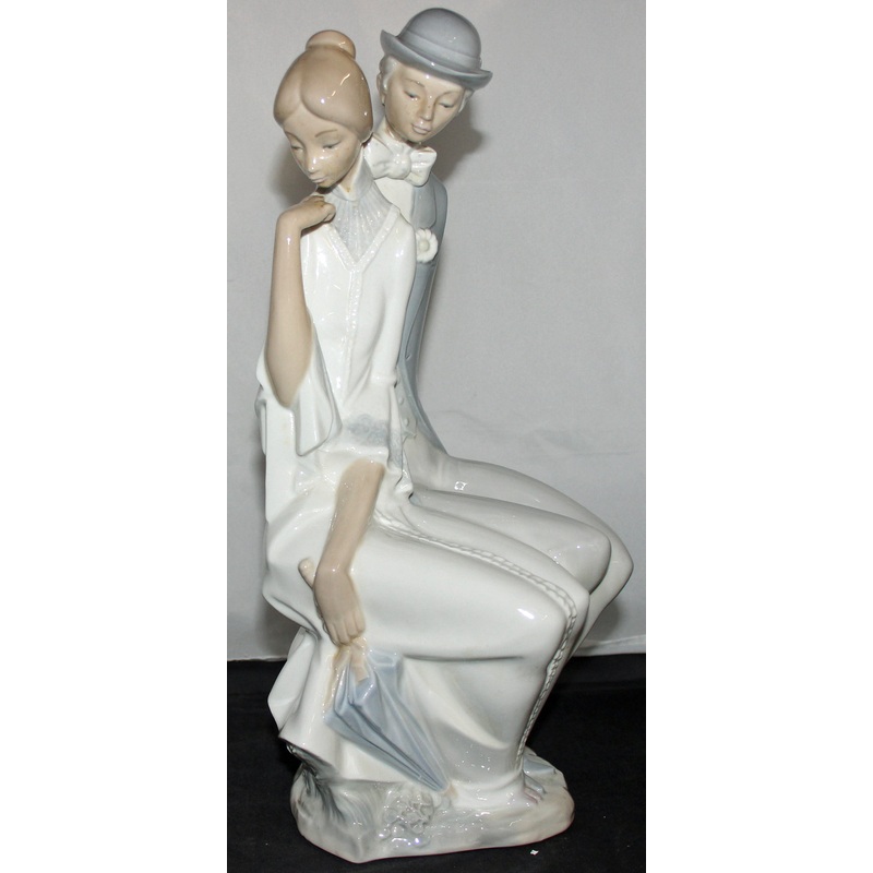 Lladr Figurine: 0208 Shy Love - Repaired
