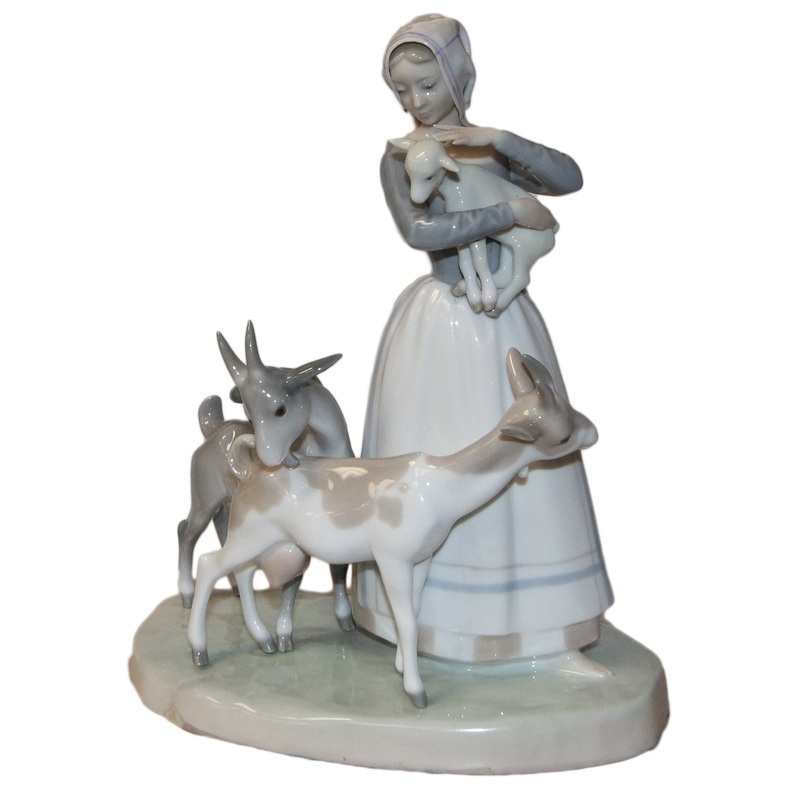 Lladr Figurine: 1001 Shepherdess with Goats