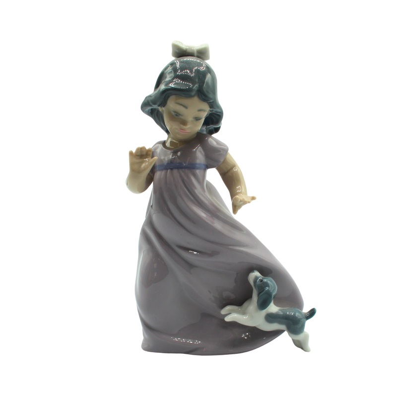 Lladr Figurine: 1028 Girl Followed By Puppy