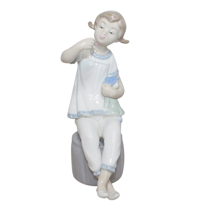 Lladr Figurine: 1083 Girl with Doll